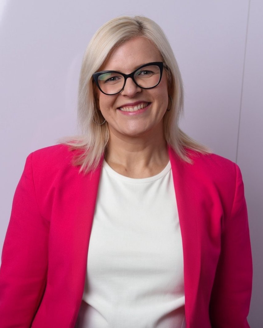 Melina Ludin, Coach für Frauen in Führung, im pinken Blazer
