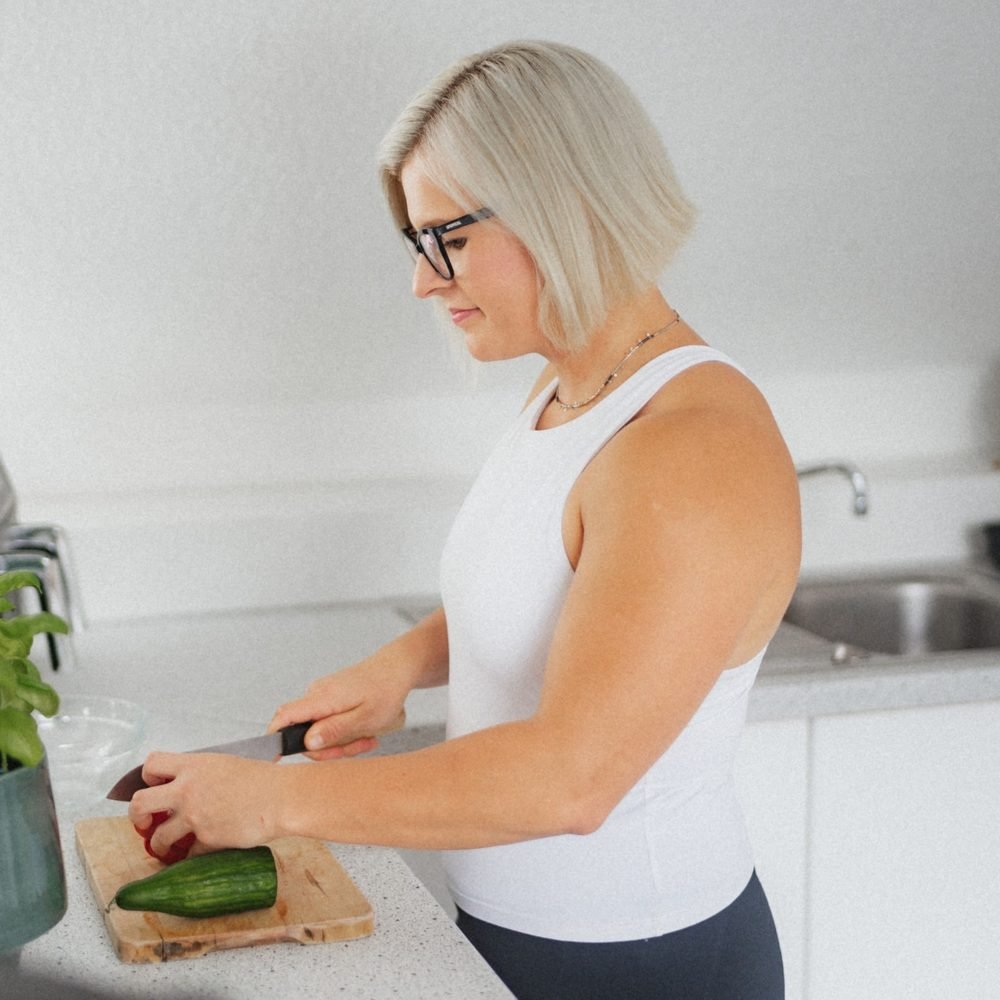 Melina Ludin bereitet in der Küche eine Mahlzeit mit frischem Gemüse zu