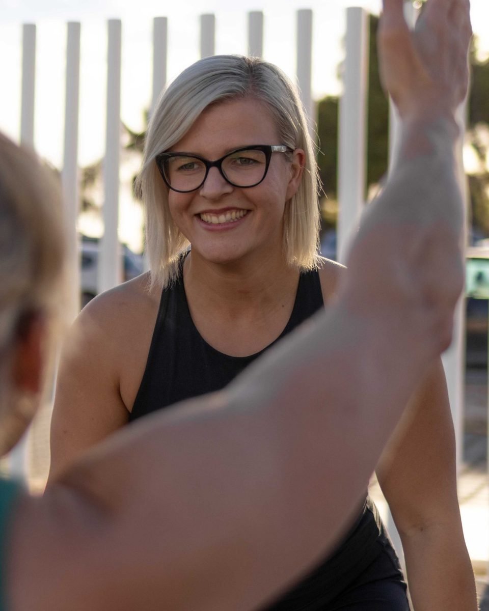 Melina Ludin motiviert eine Kundin beim Outdoor-Training mit High Five